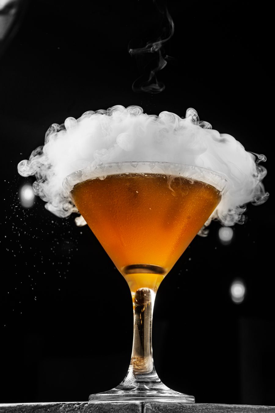 Cóctel con corona de humo de hielo seco