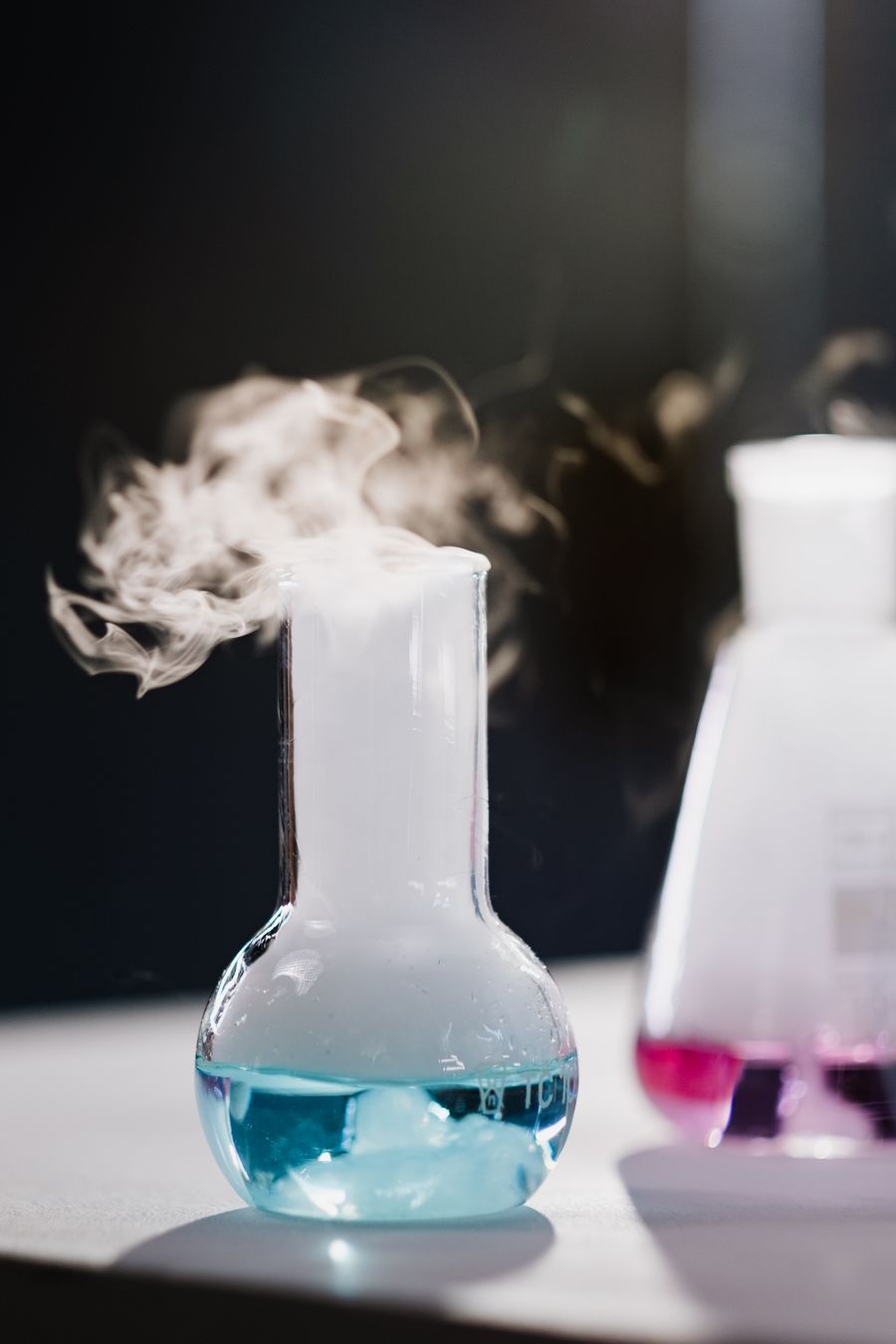 Matraz de laboratorio con vapor de hielo seco