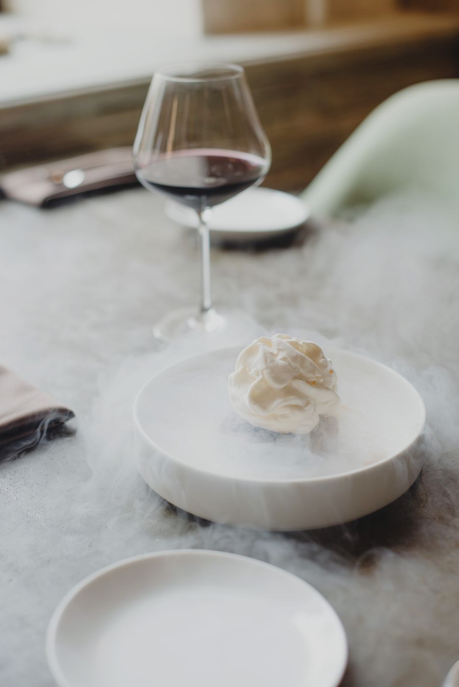 Postre de restaurante servido con humo de hielo seco