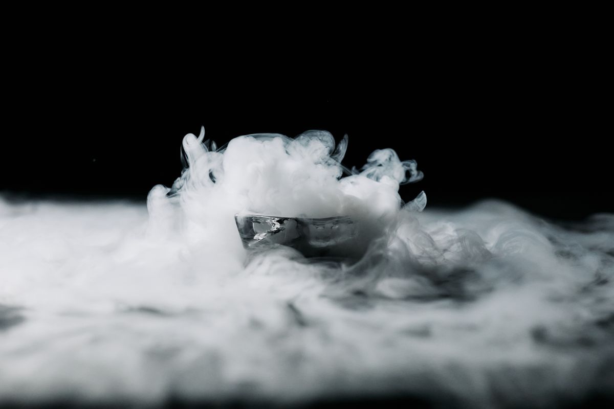 Hielo seco desprendiendo humo blanco